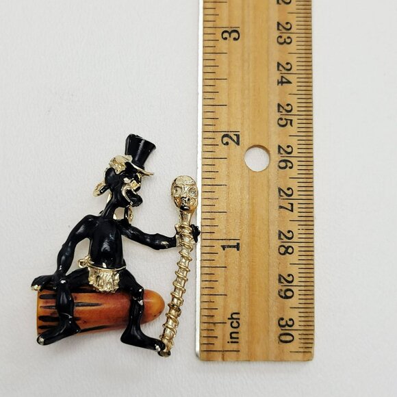 Charles F. Worth Vintage 1950s African Witch Doctor Brooch, Bakelite Drum - Picture 9 of 11